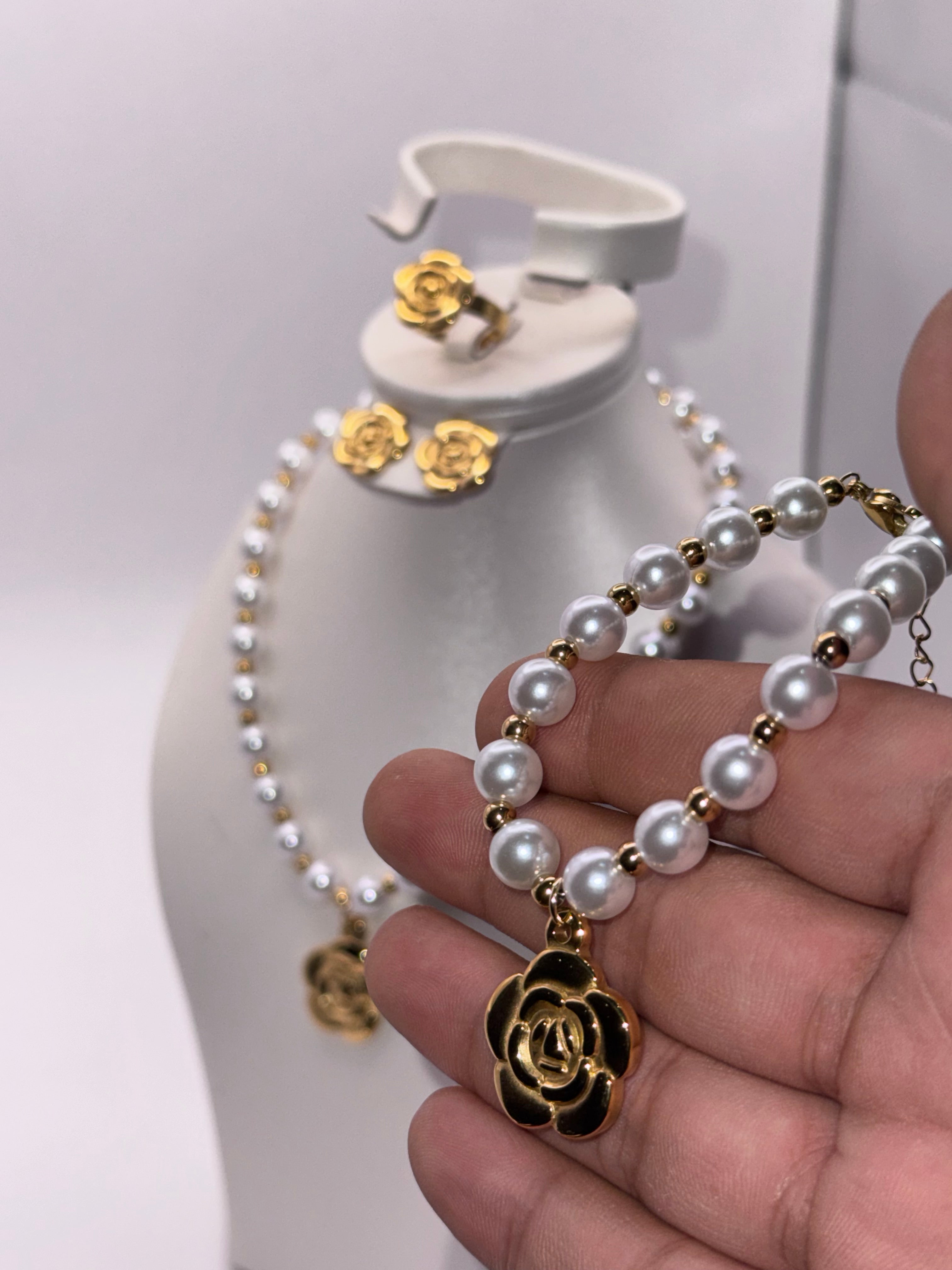 Parure fleur de perle— doux et féminin