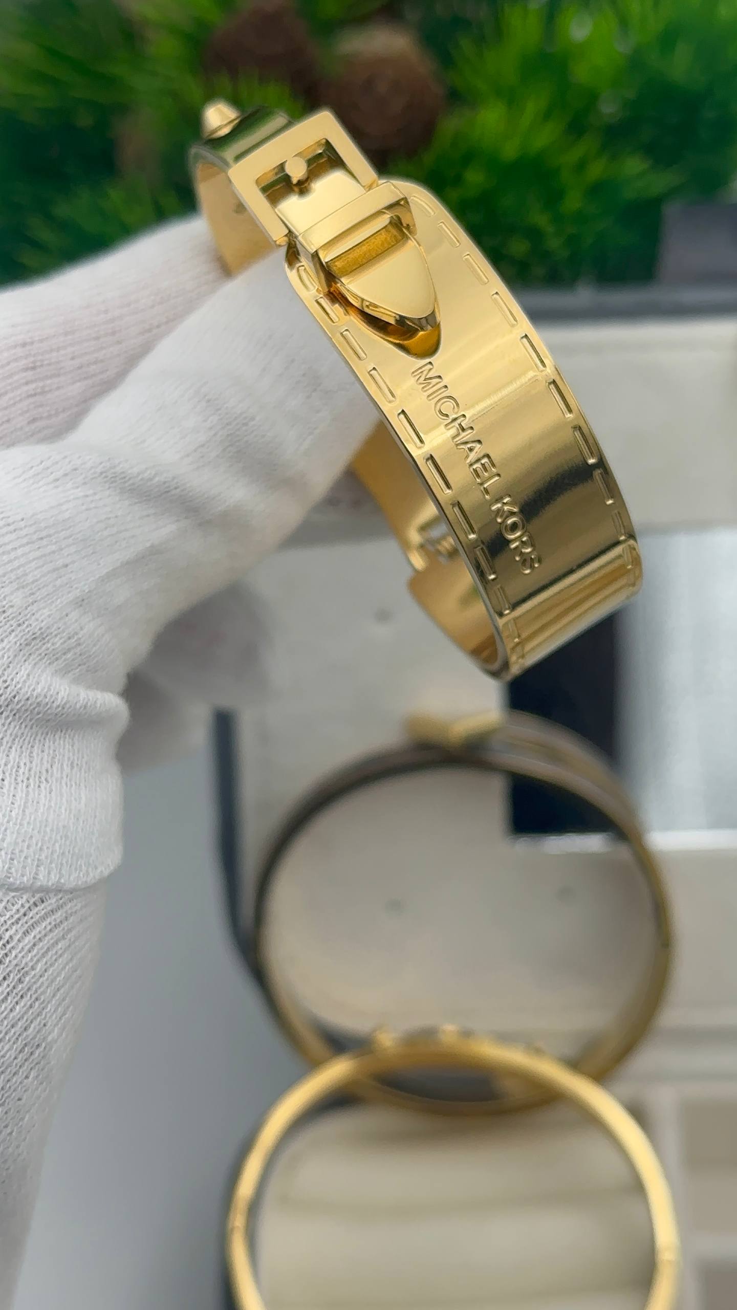 « Bracelet Michael Kors doré à fermoir ceinture »
