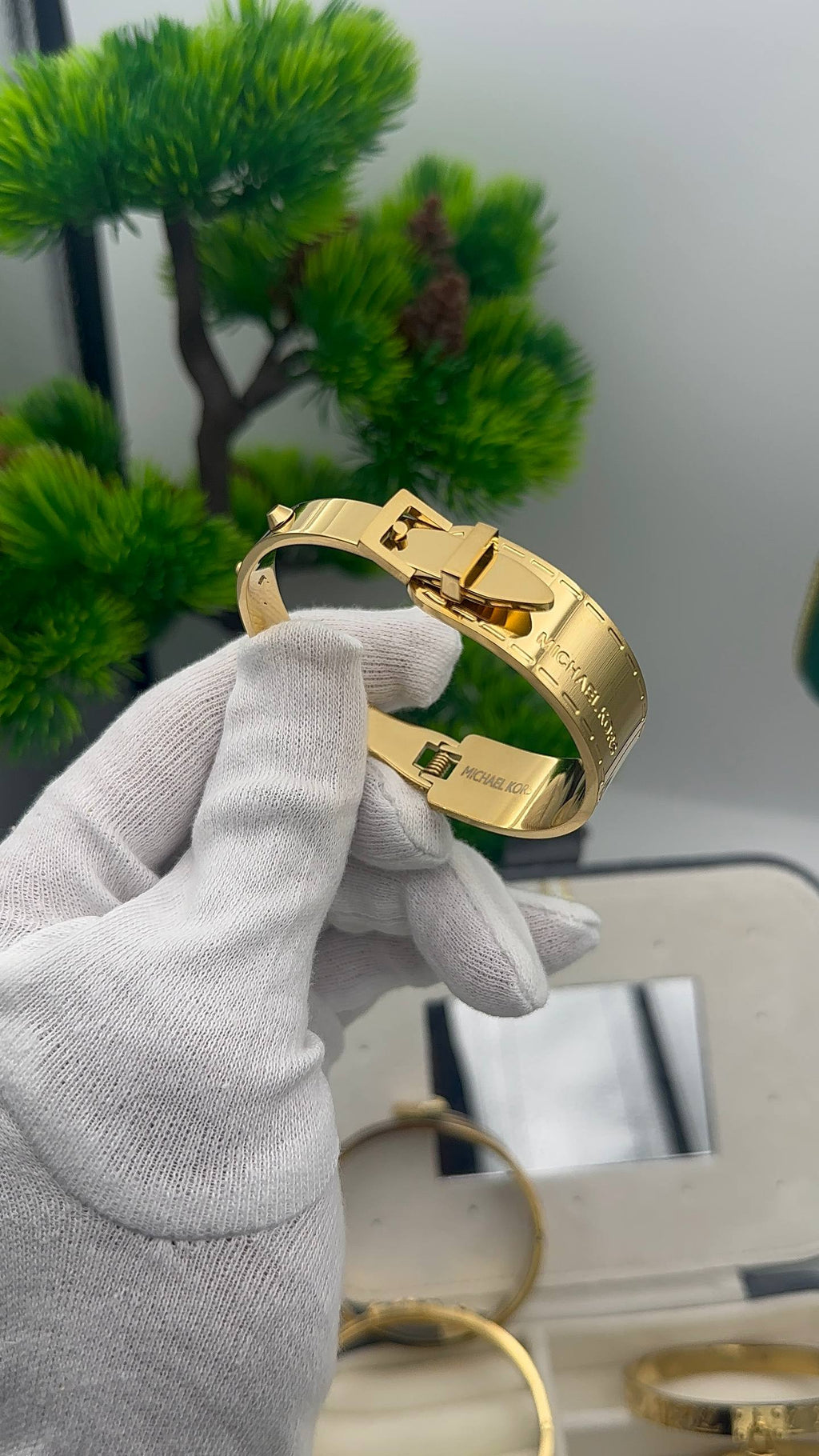 « Bracelet Michael Kors doré à fermoir ceinture »