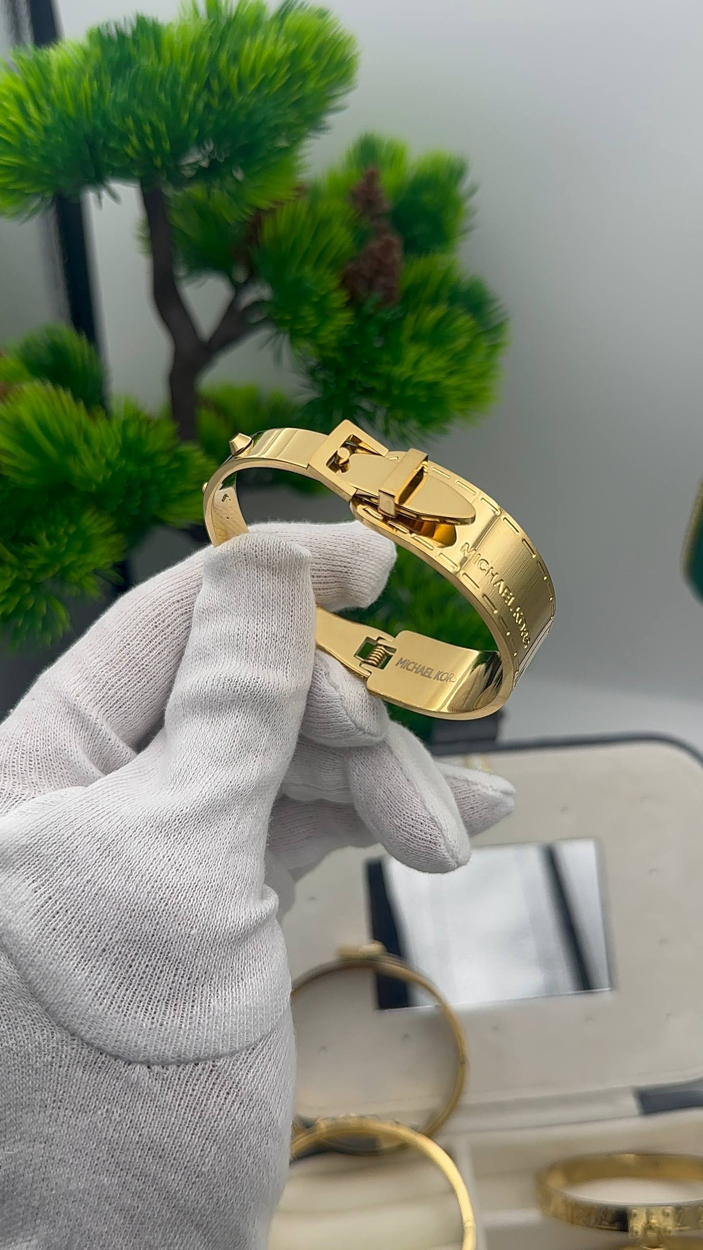 « Bracelet Michael Kors doré à fermoir ceinture »