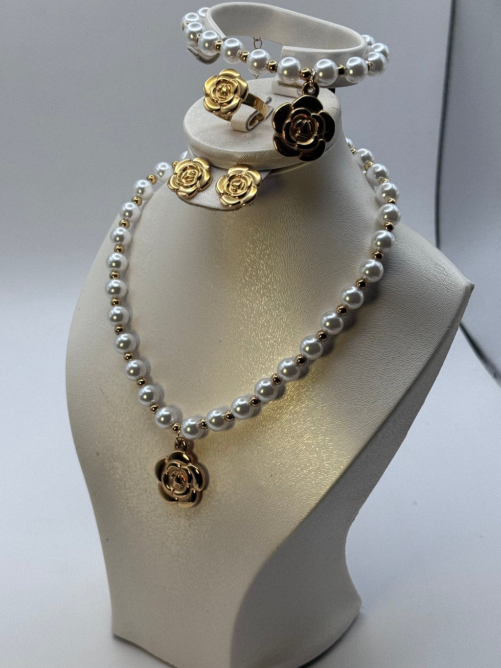 Parure fleur de perle— doux et féminin