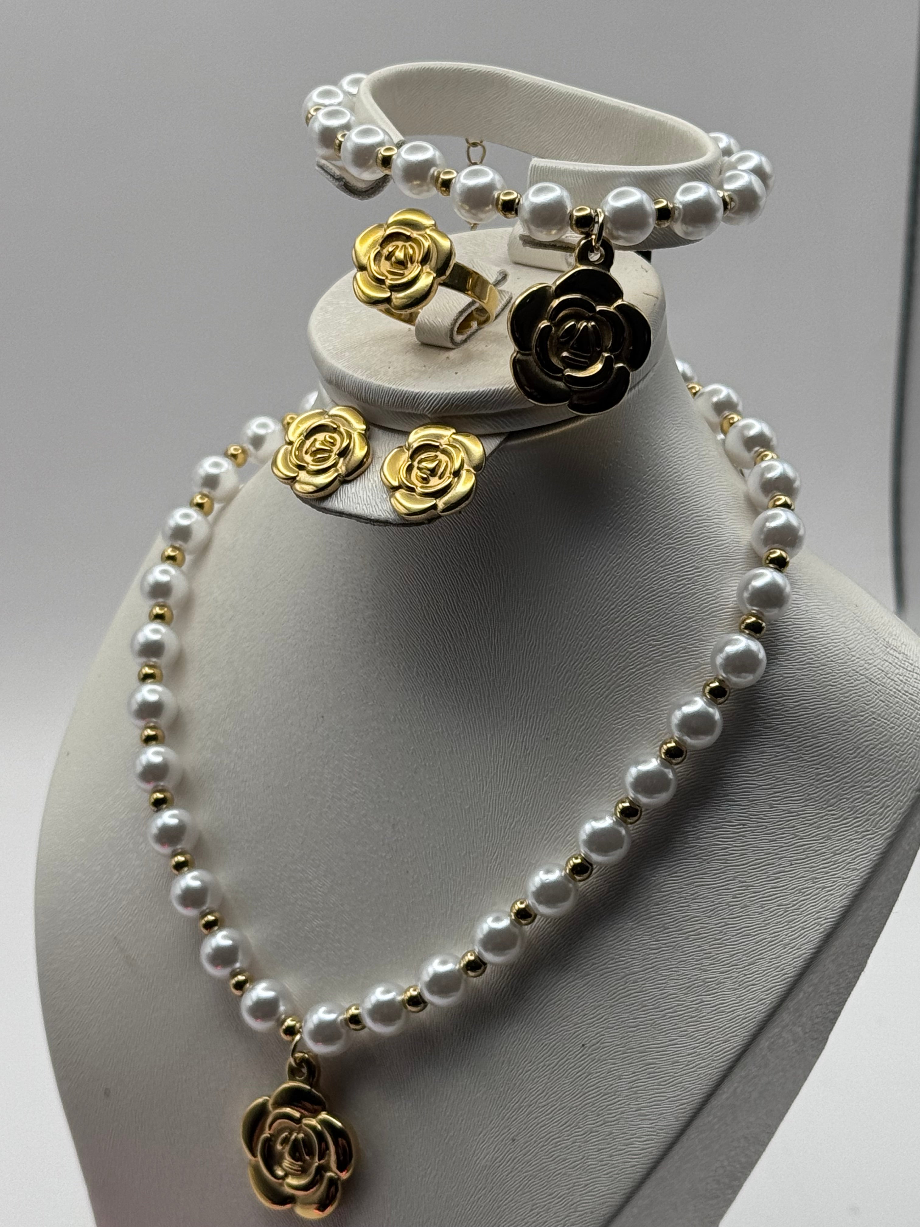 Parure fleur de perle— doux et féminin